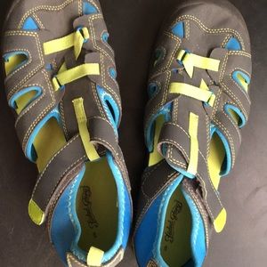 Boys sandals size 8